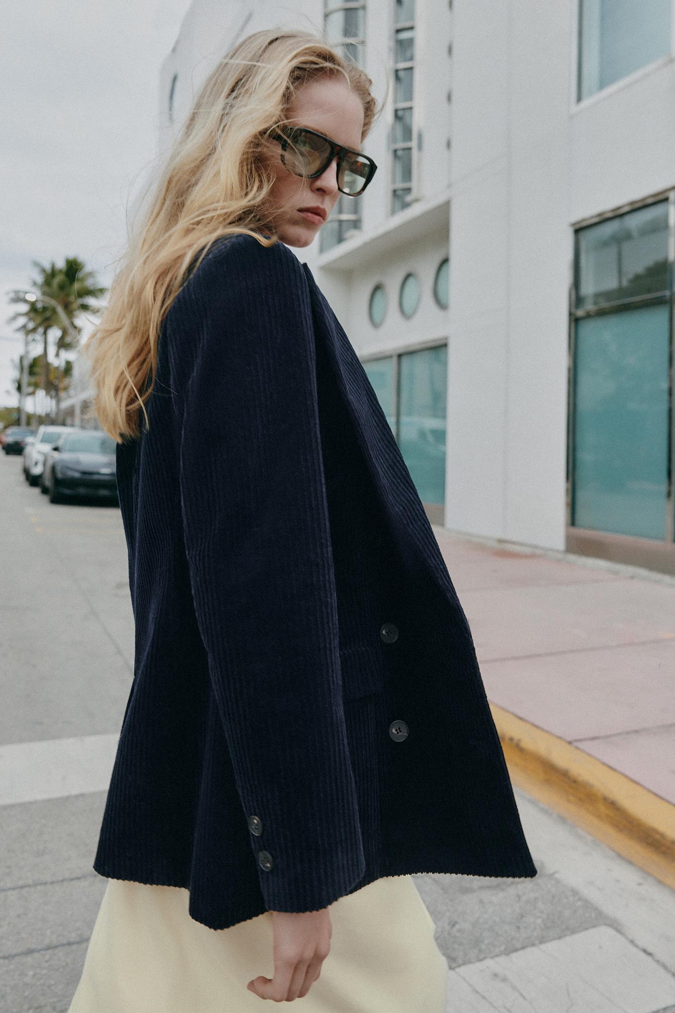BLAZER EN VELOURS CÔTELÉ ET ÉPAULETTES